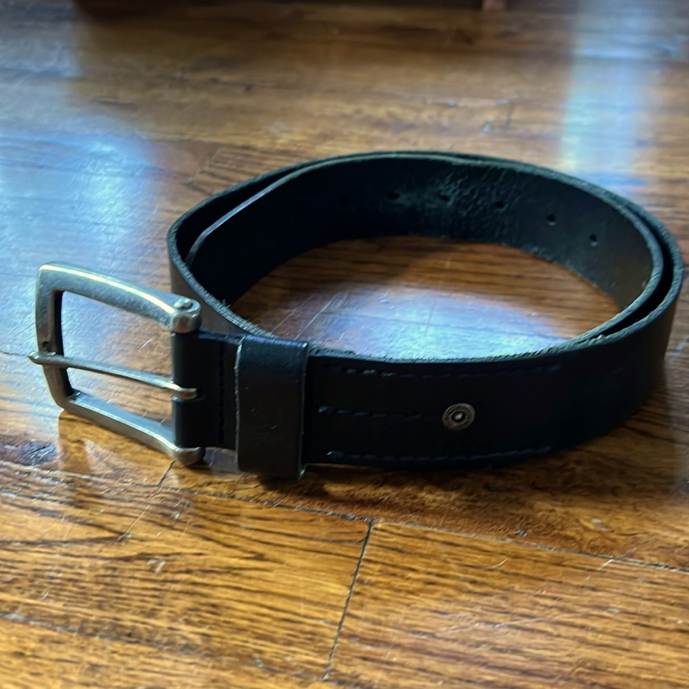 Levi’s Men’s black leather belt with silver buckle Size 36